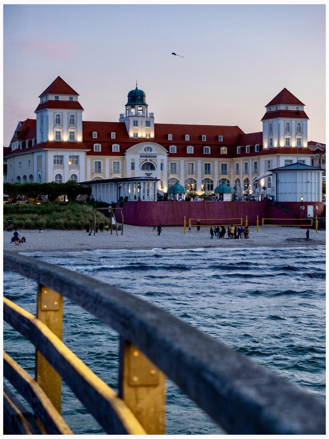 Blick von der Seebrücke Richtung Strand mit angrenzenden Gebäuden