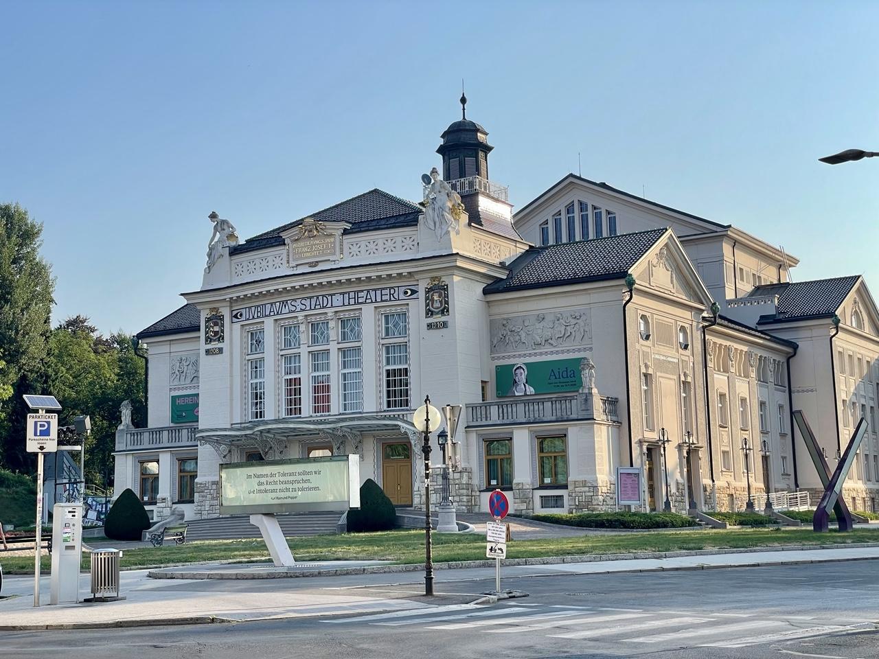 Ein großes helles Gebäude im Jugendstil, beschriftet mit
Im 60. Regierungsjahr
Franz Josef 1.
errichtet

Jubiläums Stadt Theater

Davor ein Schild:
Im Namen der Toleranz sollten wir das Recht beanspruchen, die Intoleranz nicht zu tolerieren.
Karl Raimund Popper