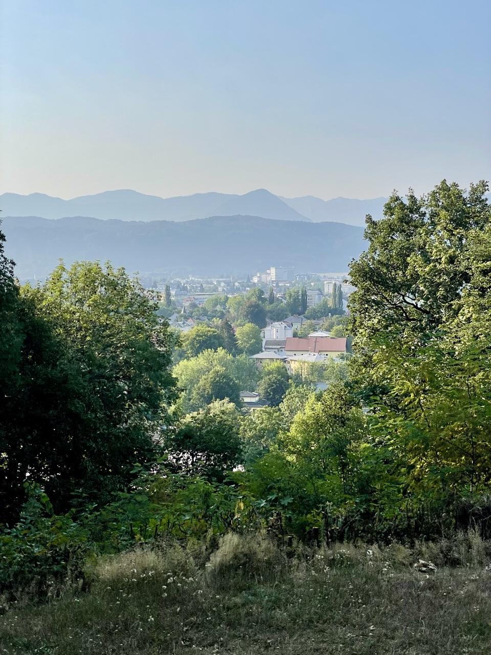 Blick über eine Stadt hinweg auf Berge