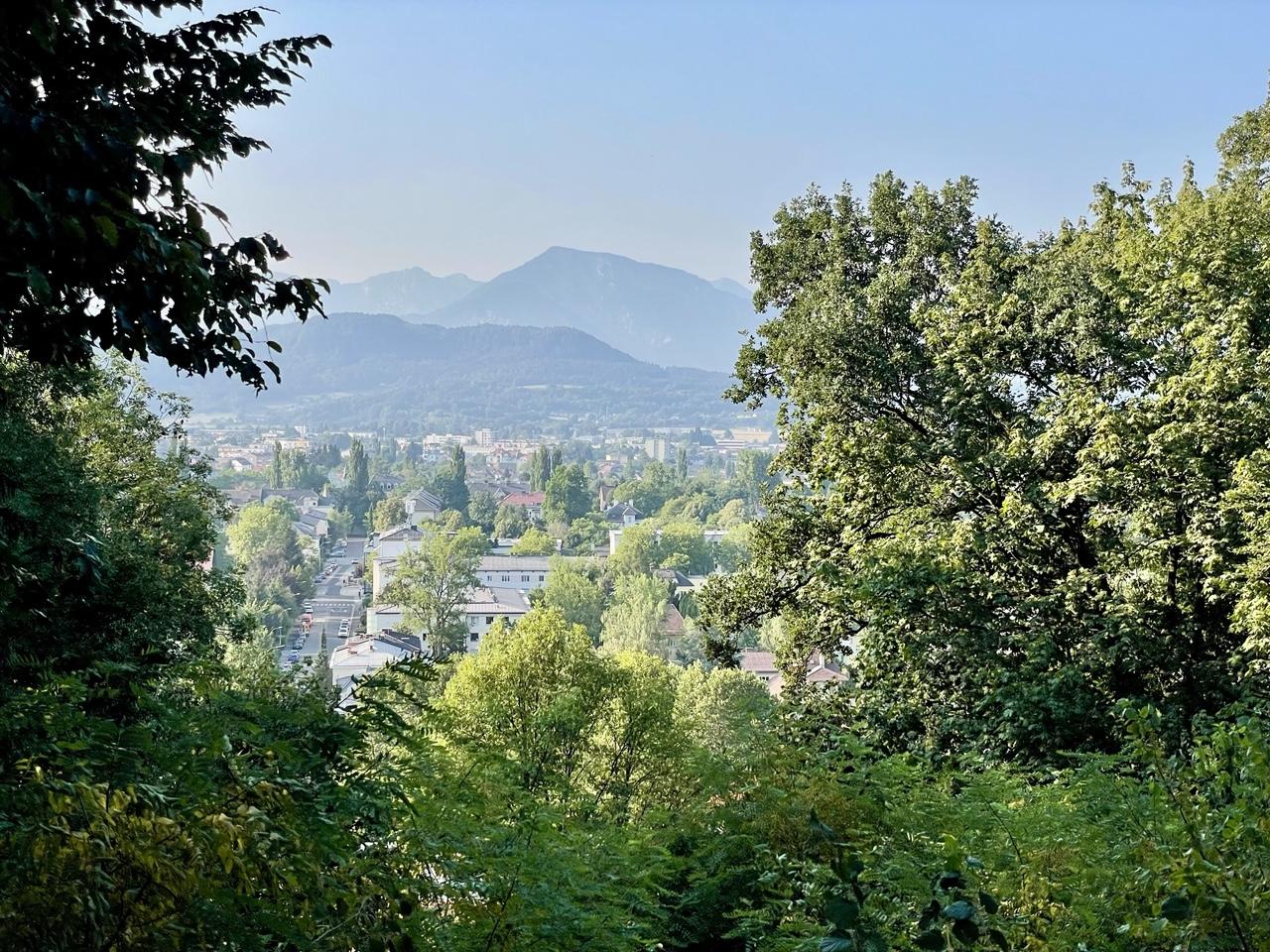 Blick über Klagenfurt hinweg auf die Karawanken