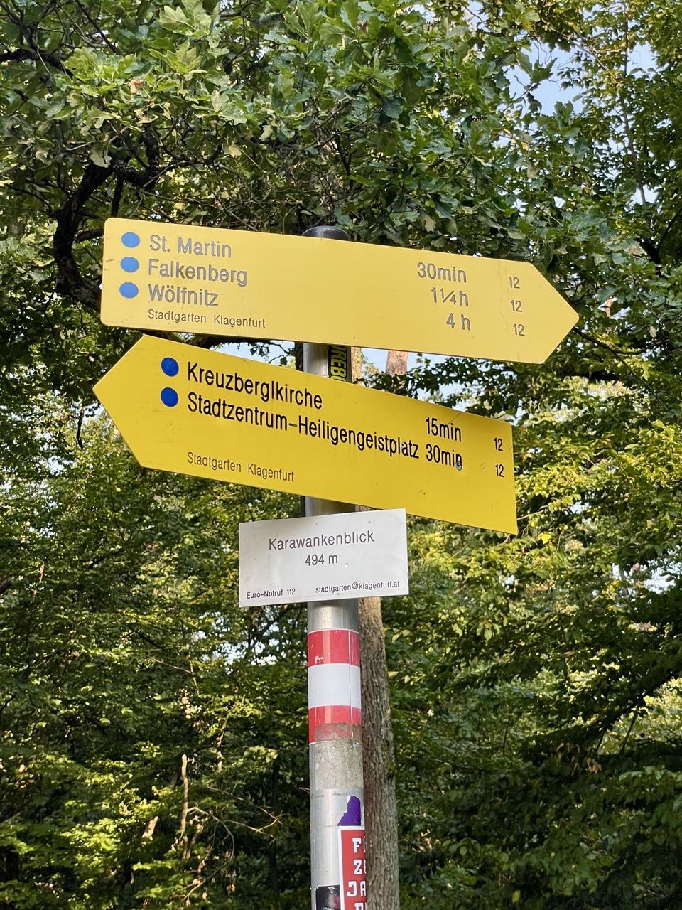 Wegweiser am Karawankenblick 494m hoch:
St. Martin 30min
Falkenberg 1 1/4h
Wölfnitz 4 h
klein: Stadtgarten Klagenfurt

Kreuzberglkirche 15min
Stadtzentrum-Heiligengeistplatz 30min
klein: Stadtgarten Klagenfurt
Euro-Notrut 112

Karawankenblick
494 m
stadtgarten@klagenfurt.at
