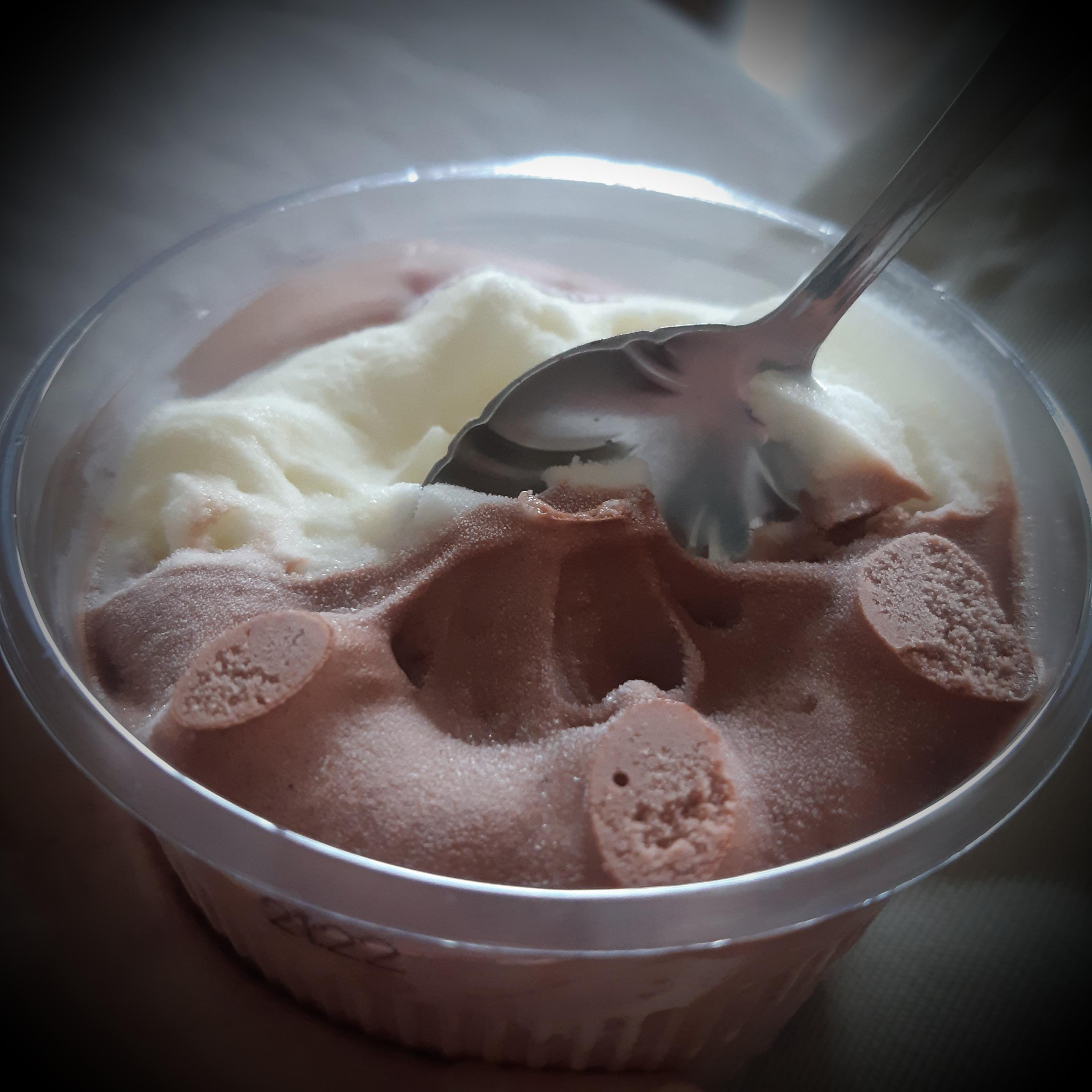 Eis.
Vanille/Schoko