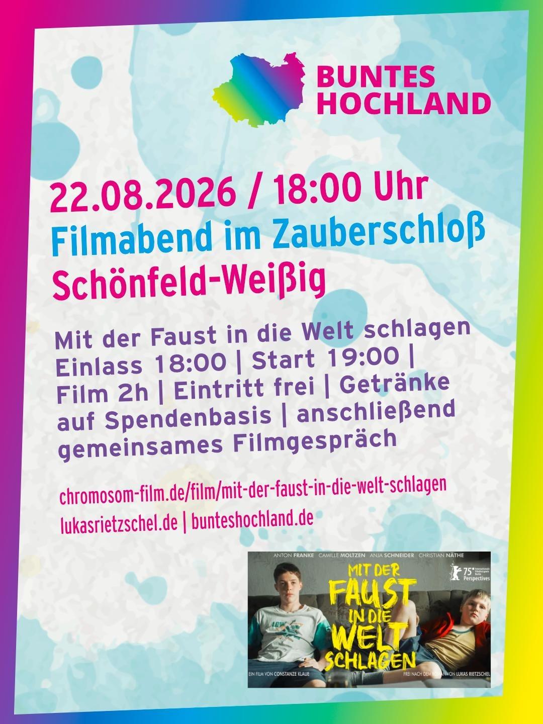 Sharepic zur Veranstaltungsankündigung von „Buntes Hochland“: Filmabend am 22.08.2026 im Zauberschloss Schönfeld-Weißig. Einlass ab 18:00 Uhr, Filmbeginn 19:00 Uhr. Gezeigt wird der Film „Mit der Faust in die Welt schlagen“ (ca. 2 Stunden). Der Eintritt ist frei, Getränke gibt es gegen Spende. Im Anschluss findet ein gemeinsames Filmgespräch statt. Das Sharepic ist in kräftigen Pink-, Blau- und Regenbogenfarben gestaltet und zeigt unten rechts das Filmplakat. Weitere Informationen: chromosom-film.de/film/mit-der-faust-in-die-welt-schlagen, lukasrietzschel.de und bunteshochland.de.