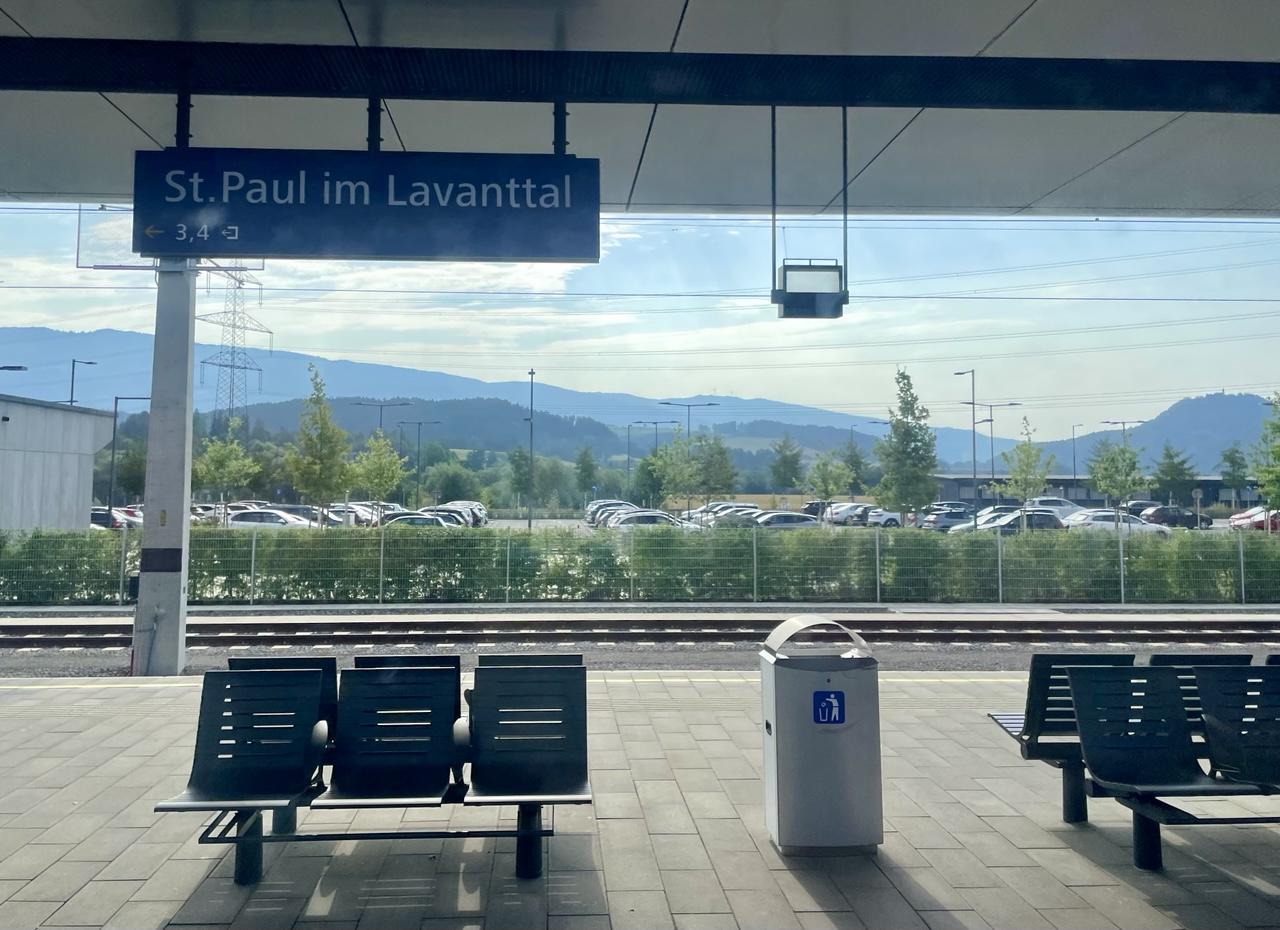 Blick aus dem Zugfenster am Bahnhof St. Paul im Lavanttal