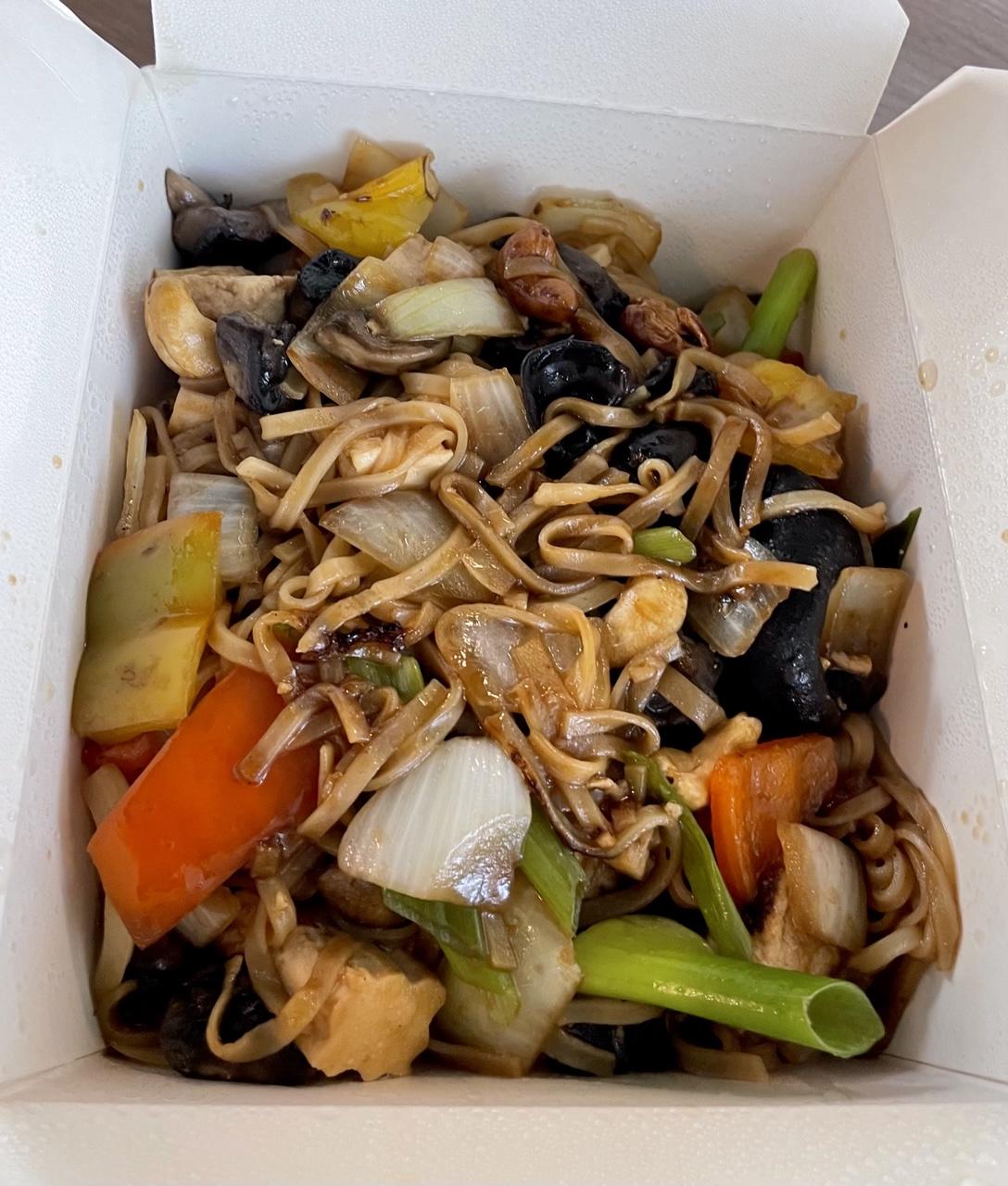 Eine Pappkiste mit Essen:
Nudeln mit viel Gemüse, Pilzen und Cashews.
Sehr lecker 😋