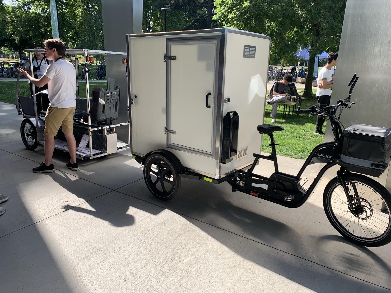 Ein elektrisches Lasten- oder Cargorad auf einer Konferenz in Strasbourg