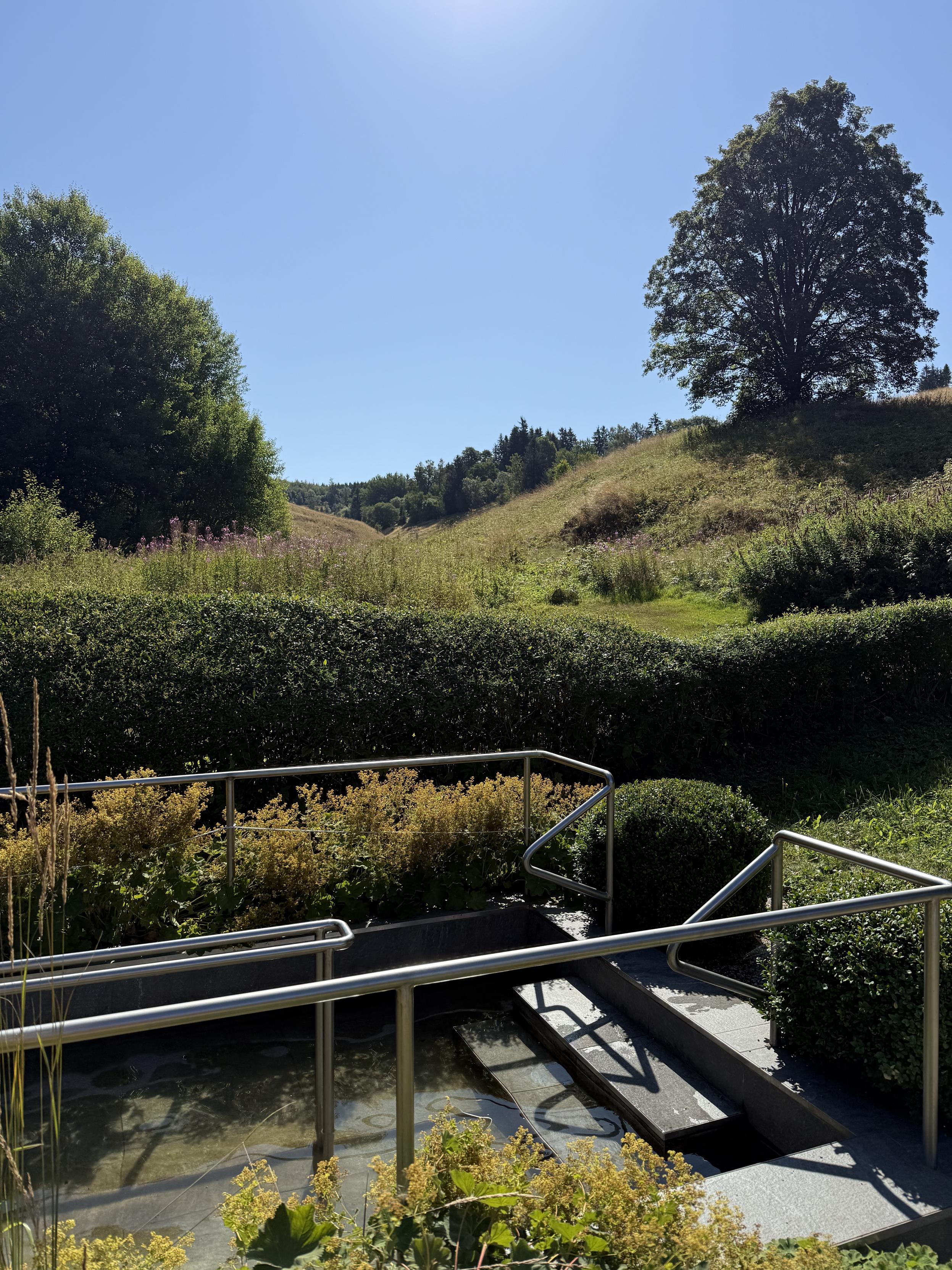 Kneippanlage mit Blick in die Wiese am Hang