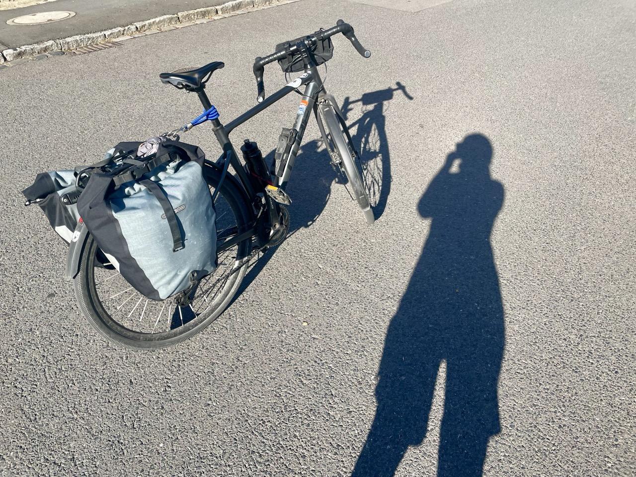 Mein bepacktes Fahrrad und ein Schatten meinerselbst