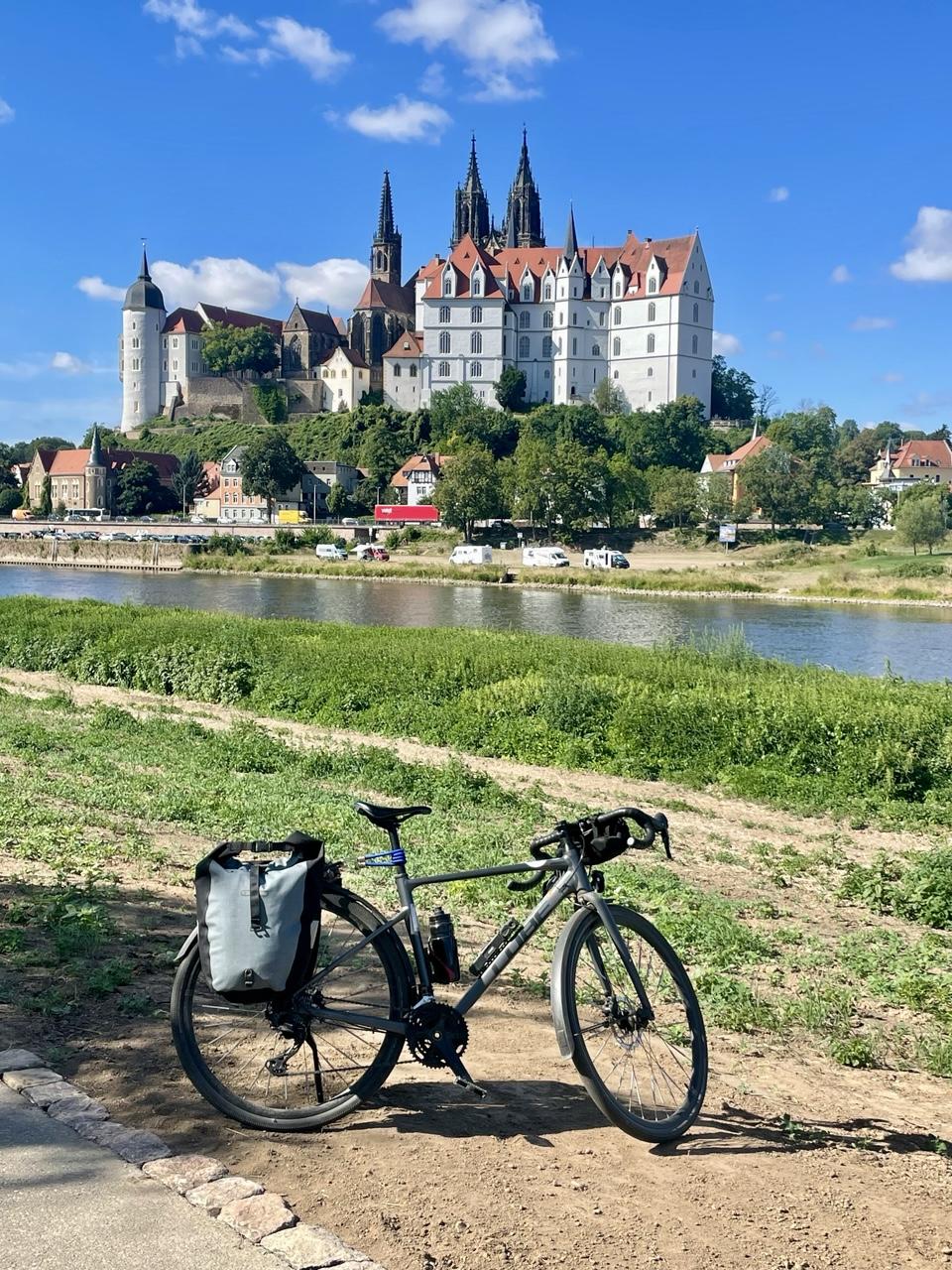 Mein Fahrrad schaut auf die Meißener Albrechtsburg und den Dom, dazwischen fließt die Elbe