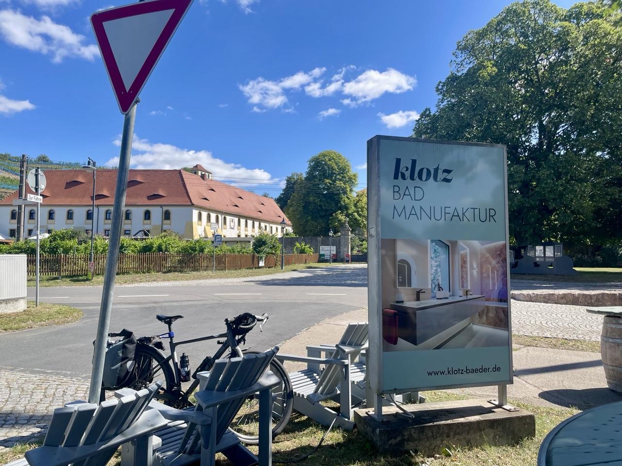 Klotz Bad Manufaktur macht in Diesbar-Seußlitz Werbung - keine Ahnung ob die das Klo dahingebaut haben.
Wer findet das Hinweisschild „WC“?