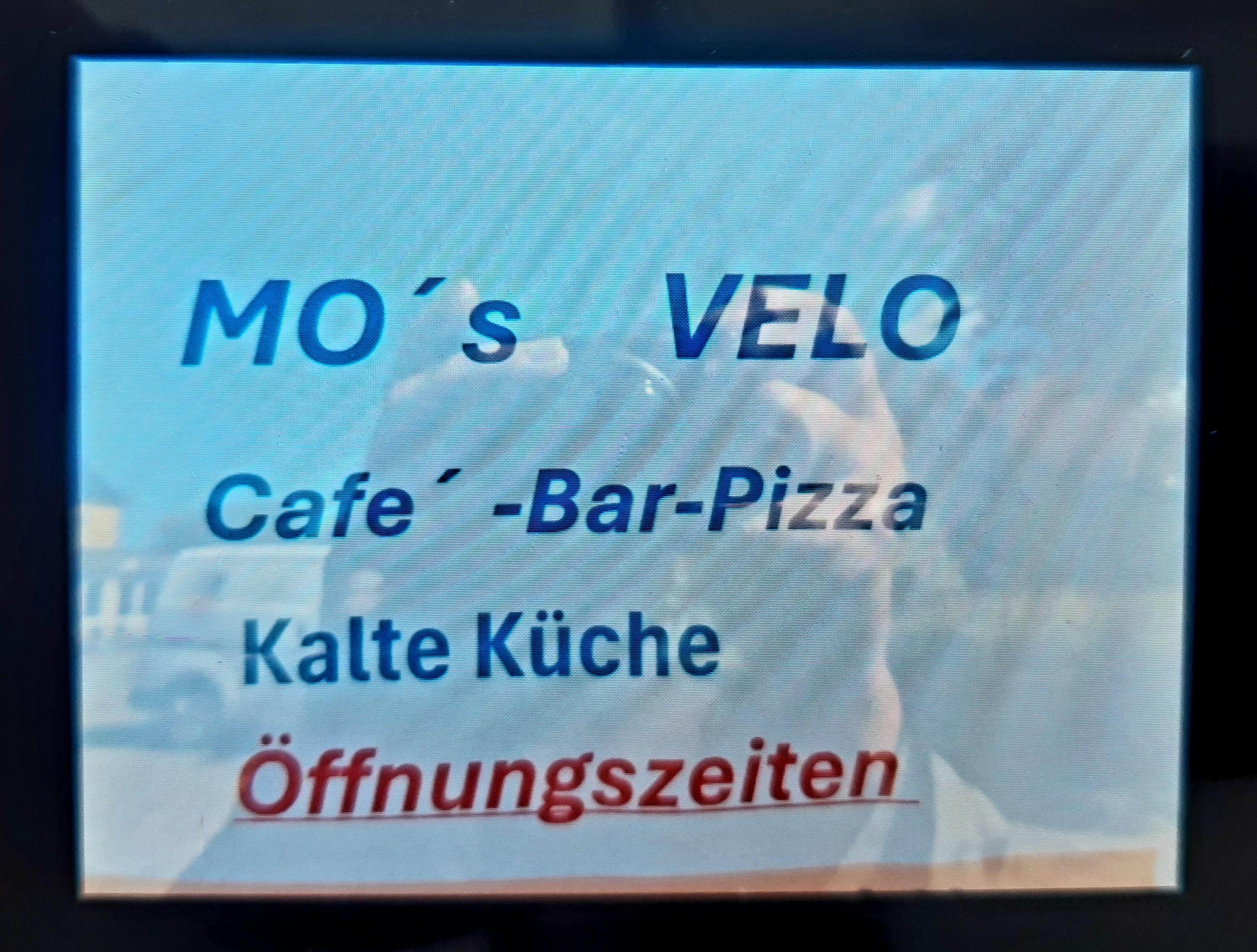 Schild

MO ' s VELO

Café -Bar-Pizza
Kalte Küche

Öffnungszeiten